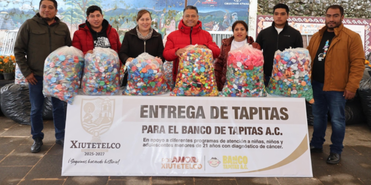 Xiutetelco suma corazones por la niñez: el alcalde Baltazar Narciso entrega una tonelada de tapitas al Banco de Tapitas A.C.